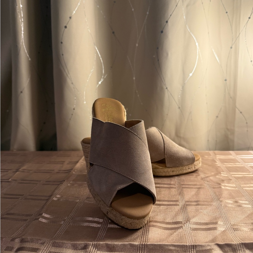 NEW WEDGE SANDLAS IN BEIGE SIZE 38 classy everyday go out comfortable
